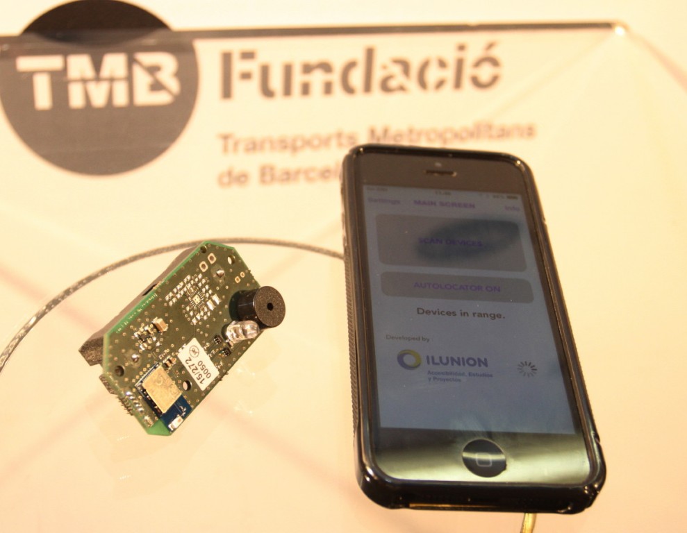 Un teléfono móvil con la aplicación piloto desarrollada para ser aplicada en los transportes públicos de Barcelona