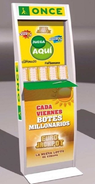 Un tótem publicitario de juegos de la ONCE de los que se instalan en establecimientos del CFC