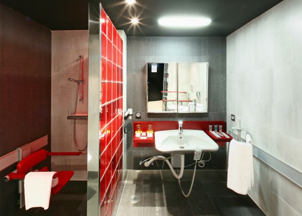 Uno de los baños adaptados en una habitación del ILUNION Valencia 3
