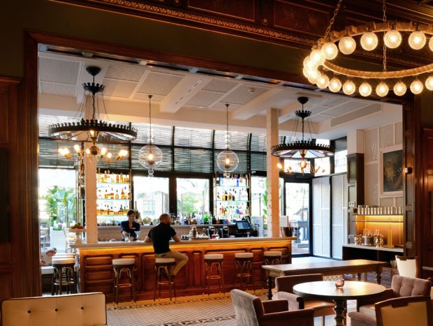 Vista de la cafetería y patio del 'Cotton House Hotel' en Barcelona