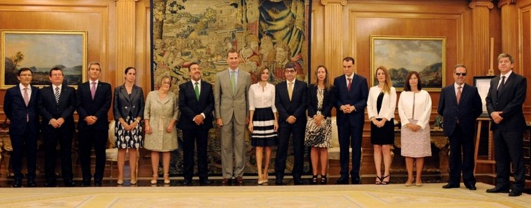 Foto de familia del Pleno del Consejo General junto a los reyes