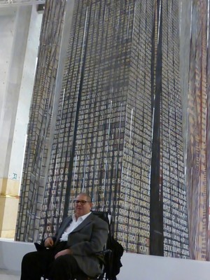 Ángel Baltasar ante su obra