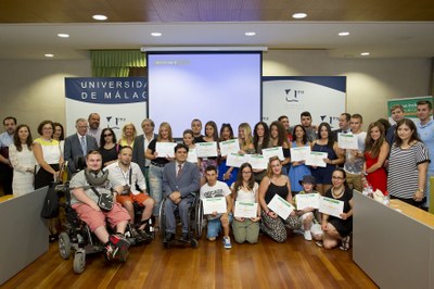 Foto de familia de todos los participantes en el campus de Málaga