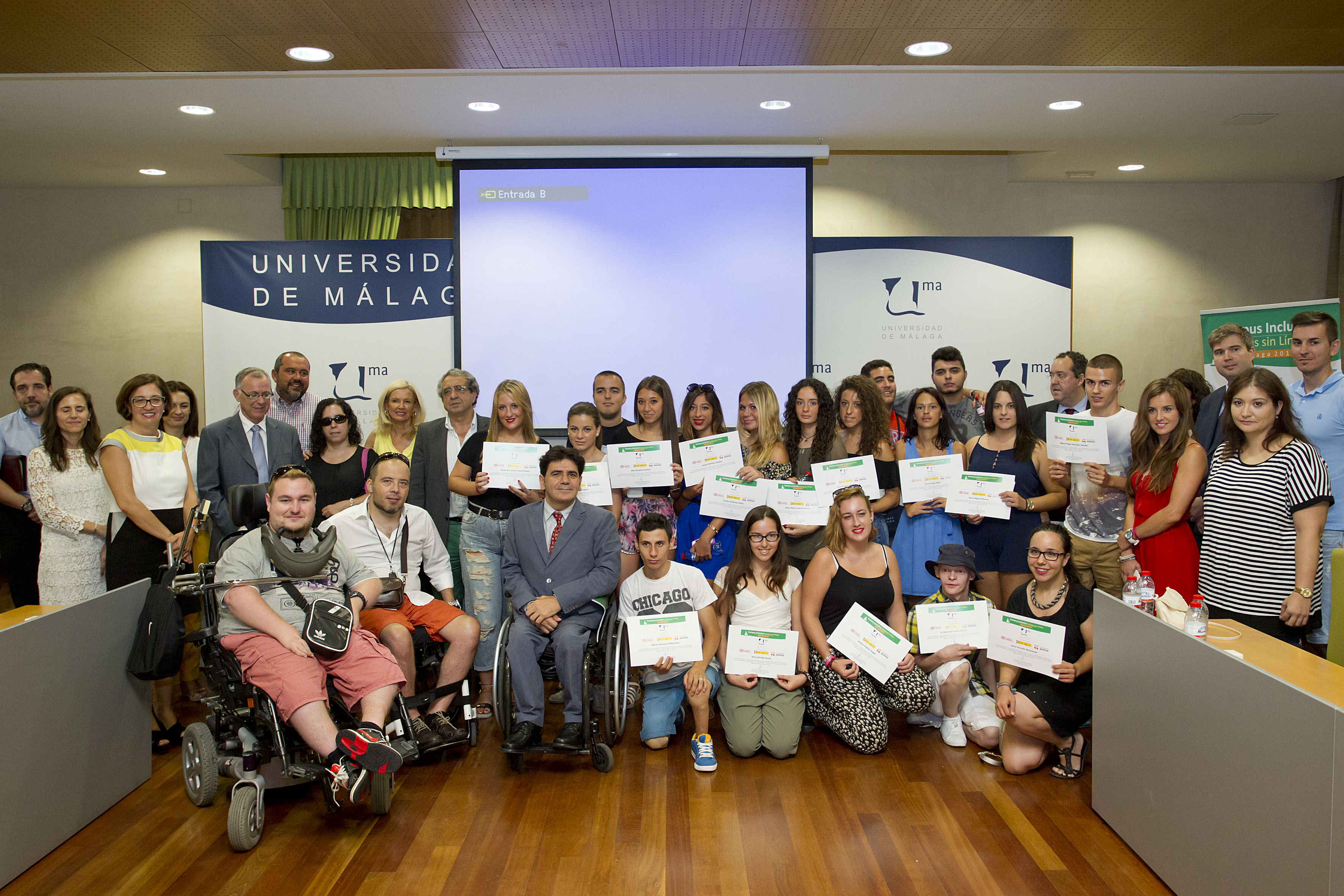 Foto de familia de todos los participantes en el campus de Málaga