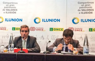 Alejandro Oñoro (a la izquierda) junto a Alberto Durán en el transcurso de la asamblea