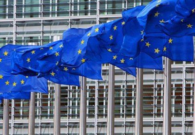 Banderas de la UE delante de la sede de la Comisión Europea en Bruselas