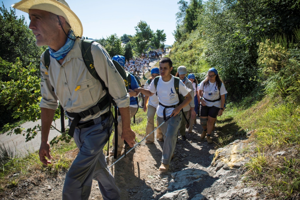 Adrián Rincón durante una de las caminatas con su bastón blanco, en Colombia