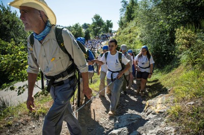 Adrián Rincón durante una de las caminatas con su bastón blanco, en Colombia