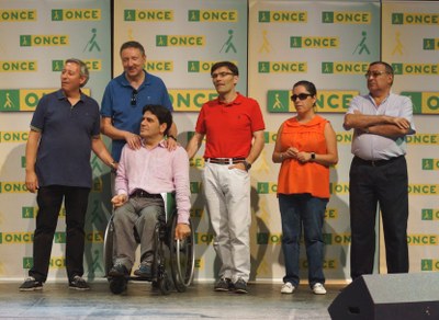 Alberto Durán, sobre el escenario junto a los máximos responsables de la ONCE en Andalucía, durante el acto central de Día de la Organización en Sevilla