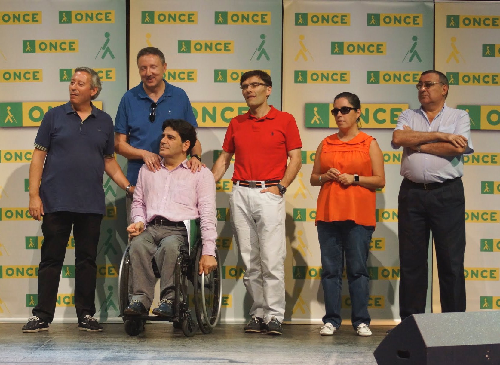 Alberto Durán, sobre el escenario junto a los máximos responsables de la ONCE en Andalucía, durante el acto central de Día de la Organización en Sevilla
