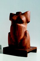 Busto femenino tallado en madera del escultor César Osorio