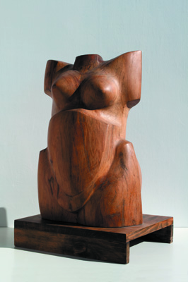 Busto femenino tallado en madera del escultor César Osorio