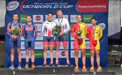 Carlos Gómez y Noel Martín en el podio tras recibir su medalla de bronce