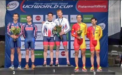 Carlos Gómez y Noel Martín en el podio tras recibir su medalla de bronce