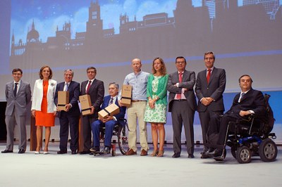 Los premiados en esta edición de los Discapnet, junto a los representantes de ONCE y su Fundación y la secretaria de Estado Carmen Vela