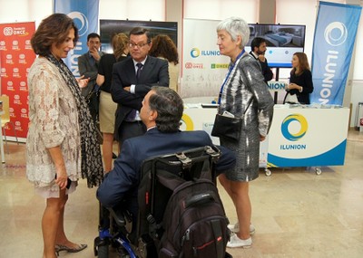 Los responsables del área de Accesibilidad de Fundación ONCE conversan con la secretaria de Estado de Turismo, Isabel Borrego
