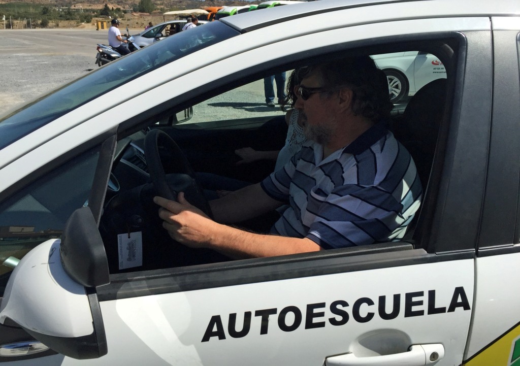 El director de la ONCE en Granada prueba a conducir un coche (junto a un profesor de autoescuela) en Guadix