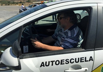 El director de la ONCE en Granada prueba a conducir un coche (junto a un profesor de autoescuela) en Guadix