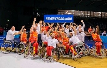 Equipo masculino de baloncesto en silla celebra su pase a Río 2016