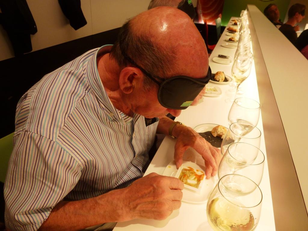 Escena de la cata a ciegas de txakolí y pinchos dentro de la Semana ONCE en Vitoria