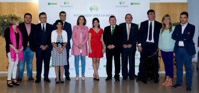 Foto de familia de galardonados y autoridades tras la entrega de los Premios Solidarios ONCE La Rioja 2015