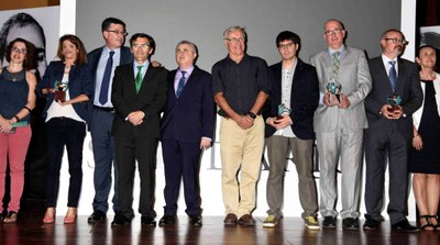 Foto de familia de galardonados y autoridades tras la entrega de los Premios Solidarios ONCE Valencia 2015