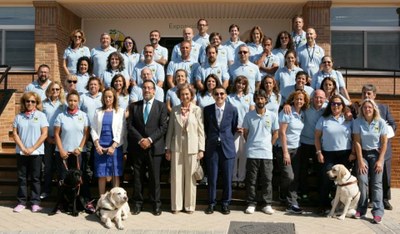 Foto de familia de los profesionales de la FOPG junto a la reina, Miguel Carballeda, Andrés Ramos y Matidel Gómez en el centro de la imagen