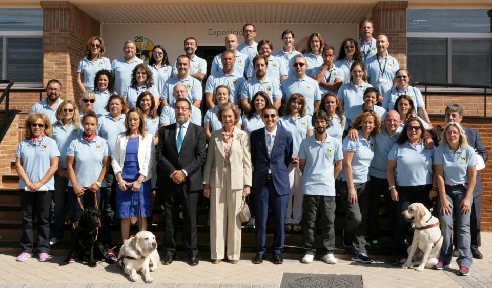 Foto de familia de los profesionales de la FOPG junto a la reina, Miguel Carballeda, Andrés Ramos y Matidel Gómez en el centro de la imagen