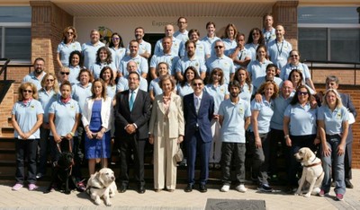 Foto de familia de los profesionales de la FOPG junto a la reina, Miguel Carballeda, Andrés Ramos y Matidel Gómez en el centro de la imagen