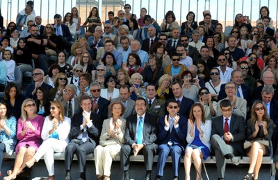 Vista de la grada de invitados al acto, con las autoridades en primera fila de gradas
