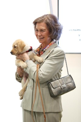 Otro plano de la reina con el cachorro labrador Ófix
