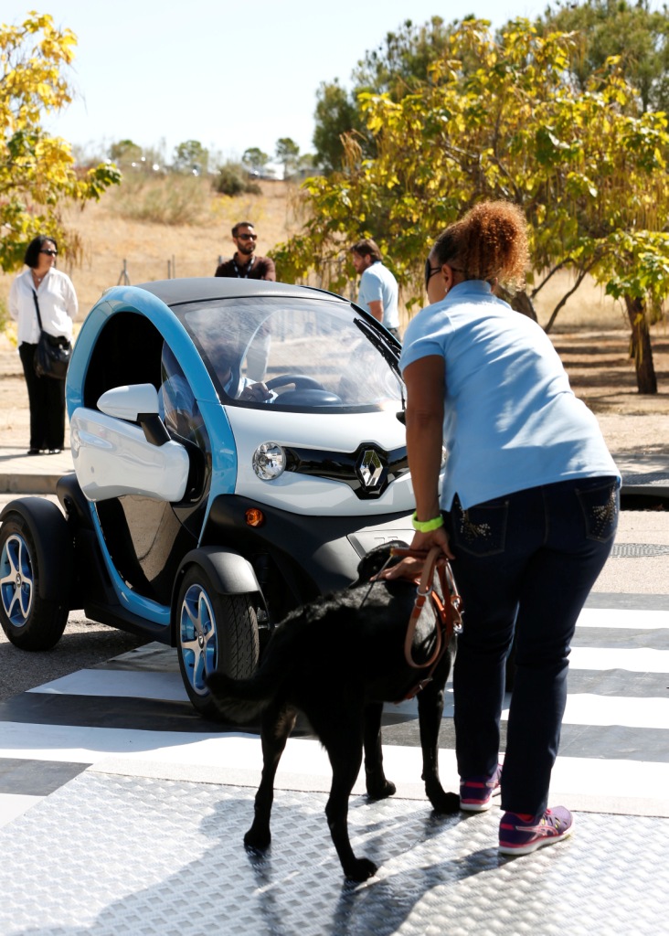 Elisenda, instructora de la FOPG, dejándose guiar por Fanto, un labrador de color negro