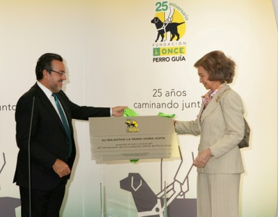 La reina descubriendo la placa conmemorativa