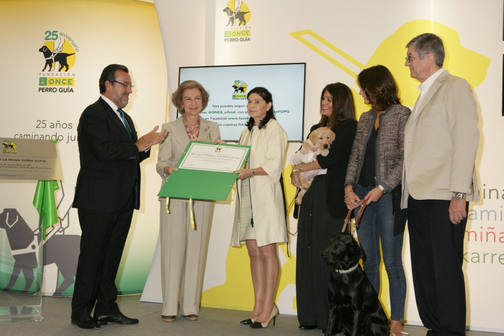 Teresa y su familia recibe de manos de doña Sofía el diploma como familia educadora