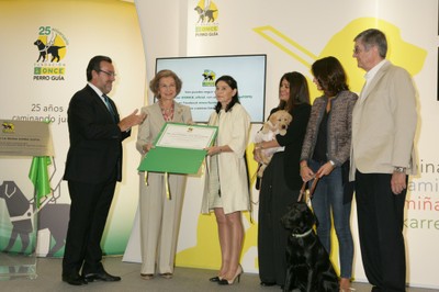 Teresa y su familia recibe de manos de doña Sofía el diploma como familia educadora