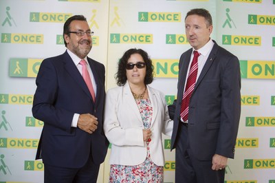 Isabel Viruet, flanqueada por Miguel Carballeda (izquierda) y el delegado territorial de la ONCE en Andalucía, Ceuta y Melilla, Cristóbal Martínez