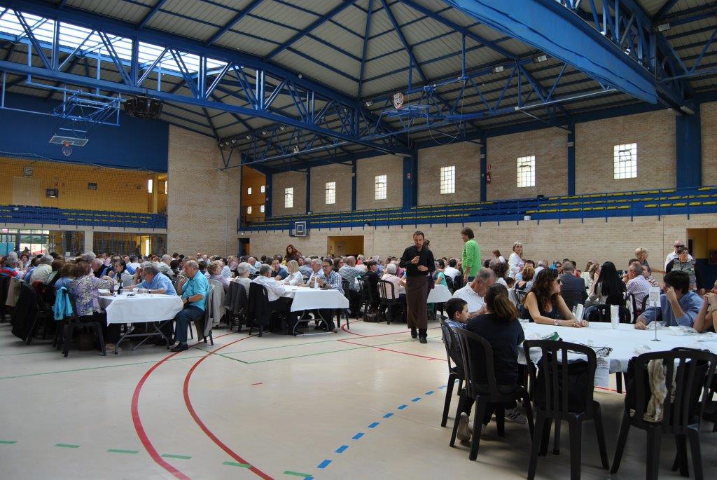 La comida de confraternidad del 'Día de la ONCE en Aragón' se sirvió en el polideportivo de Zuera