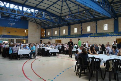 La comida de confraternidad del 'Día de la ONCE en Aragón' se sirvió en el polideportivo de Zuera