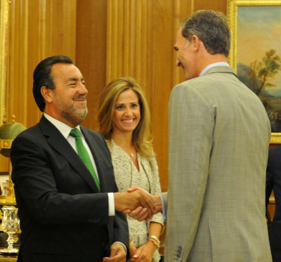 Miguel Carballeda (a la izquierda) saluda al rey Felipe VI durante la audiencia