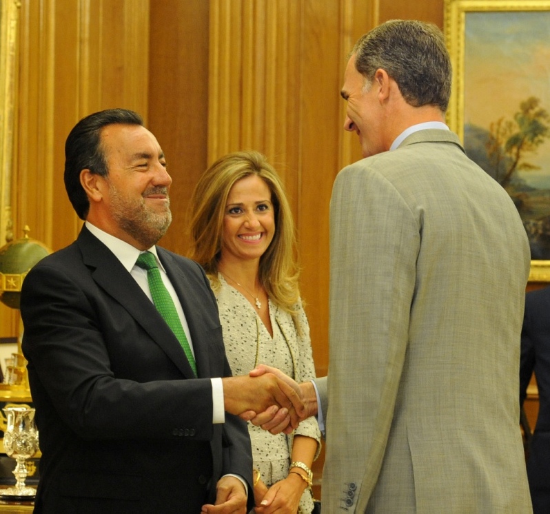 Miguel Carballeda (a la izquierda) saluda al rey Felipe VI durante la audiencia
