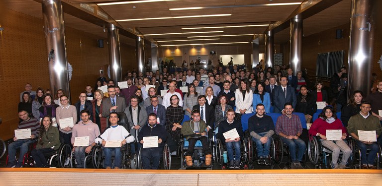 Foto de familia de alumnos que han disfrutado ya de las becas