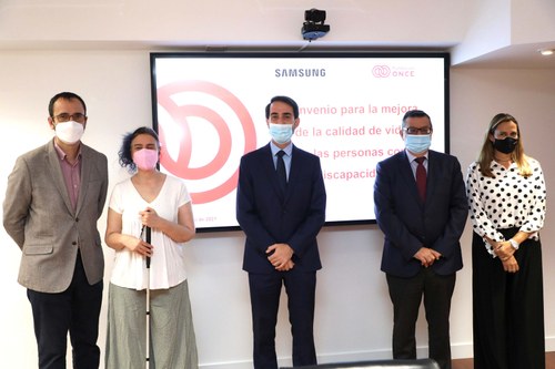 Foto de familia de los participantes en la firma del convenio