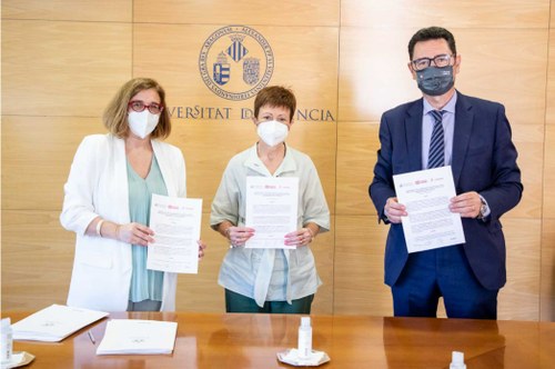 Foto de familia de los participantes en la firma del convenio