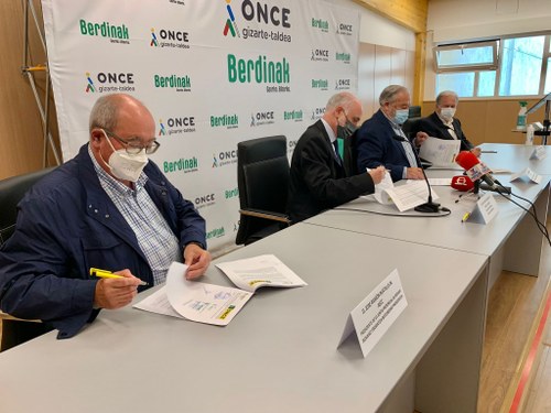 Momento de la firma del convenio entre todas las entidades
