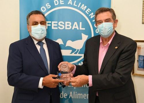 Miguel Carballeda recoge el galardón de manos de Miguel Fernández