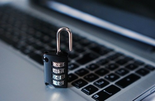Ordenador con un candado sobre su teclado.jpg