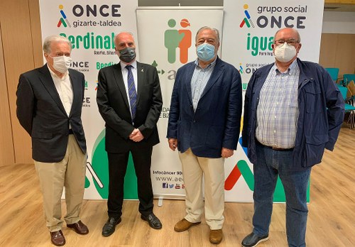 Posado de las personalidades firmantes