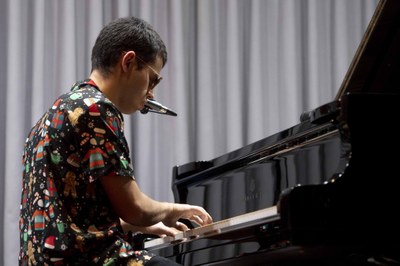 Artista ciego tocando el piano