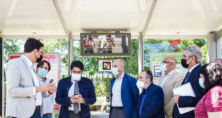 Presentación del nuevo sistema accesible en las marquesinas