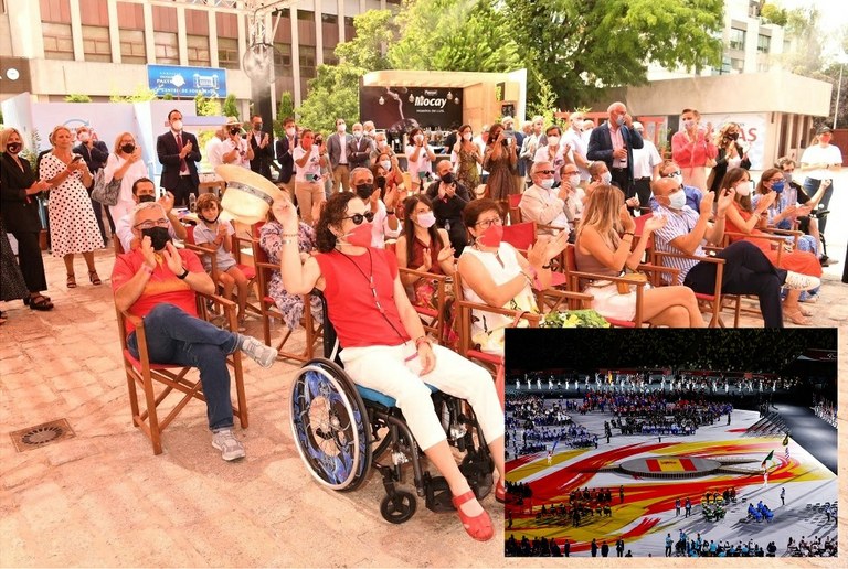 Asistentes y personalidades al acto inaugural de la Casa Paralímpica, con la infanta Elena al fondo de la imagen, siguiendo el desfile de España en la ceremonia de apertura de los Juegos